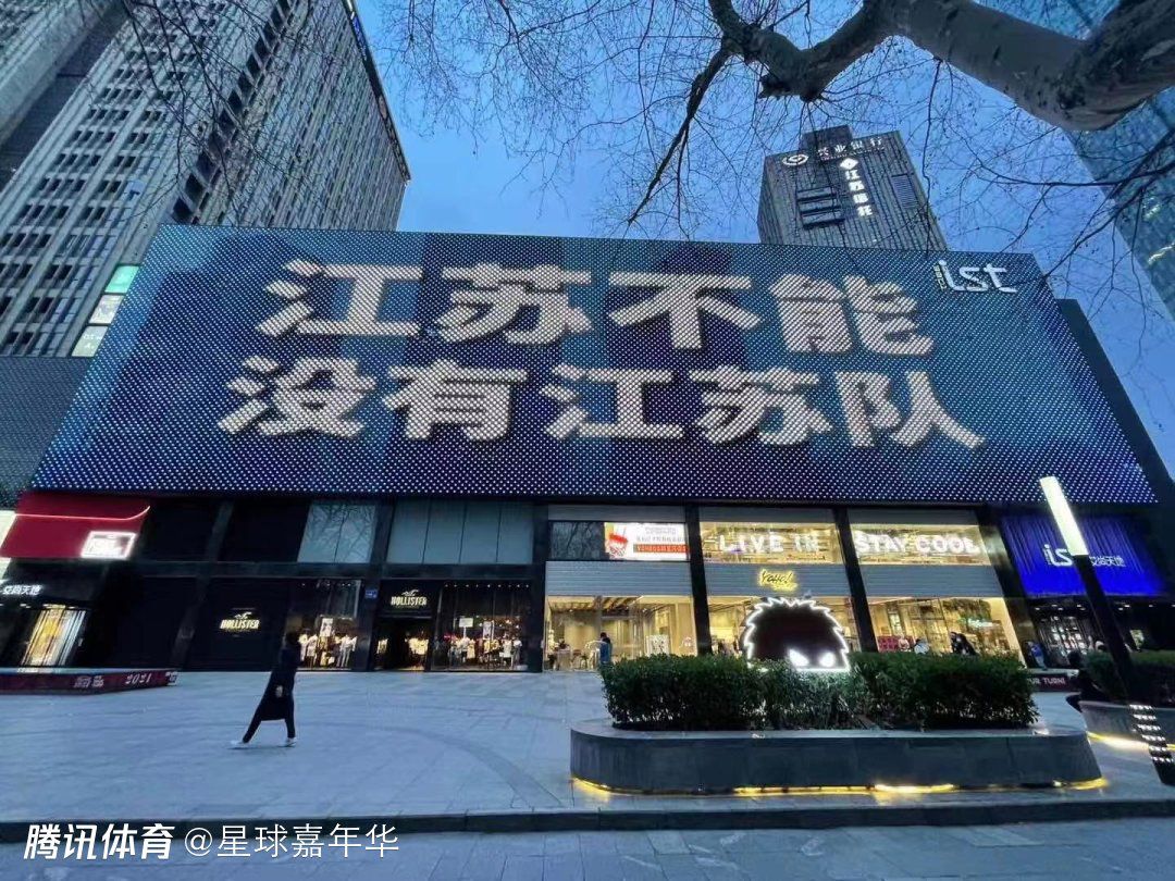 迪马济奥表示，由于球员的薪资，目前转会问题变得复杂起来。